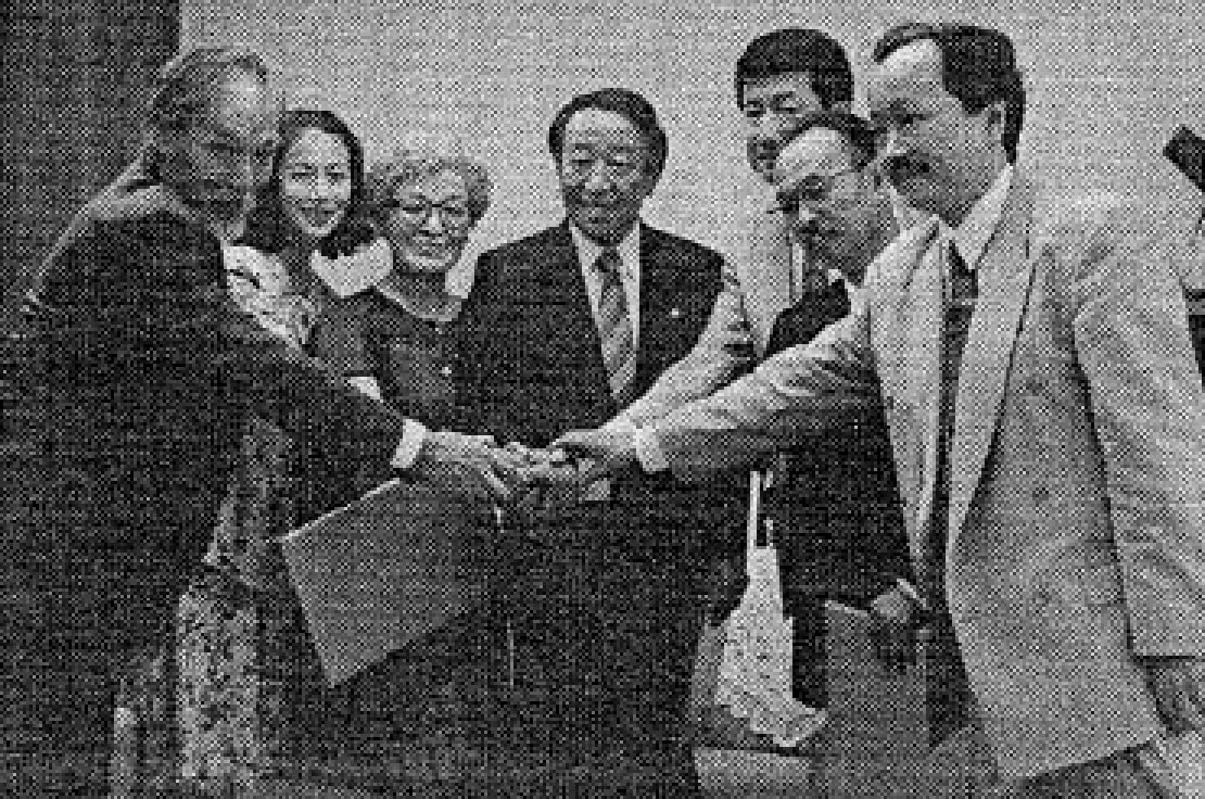東京シティ・フィルは東京都江東区と芸術提携を結び握手する様子