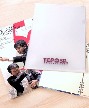 50周年ロゴ入り箔押しクリアファイル 50周年ロゴが箔押しされている